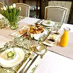 Le Manoir Des Doyens Bed & Breakfast