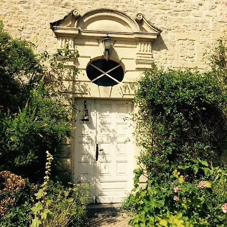 Le Manoir Des Doyens Bed & Breakfast